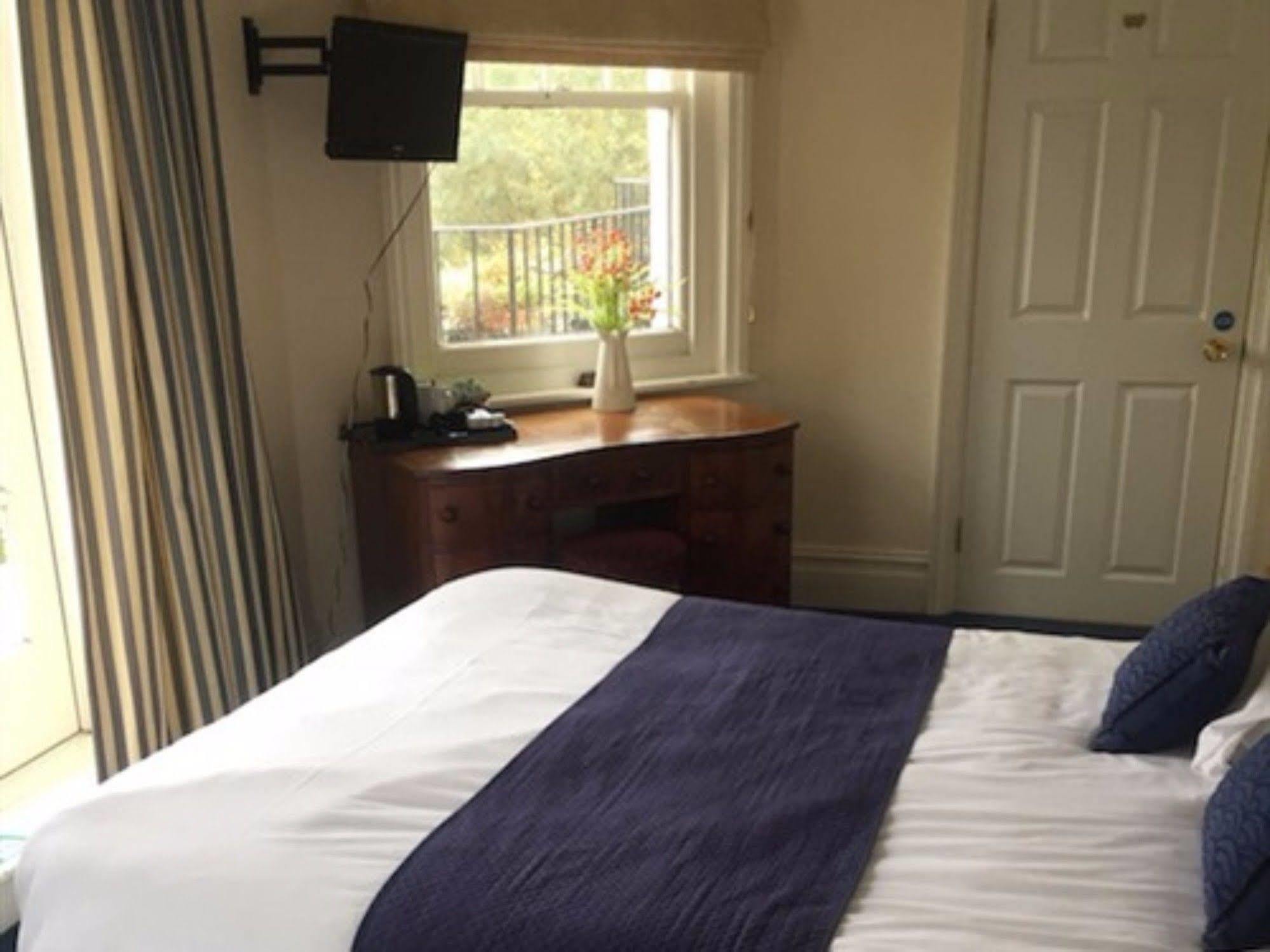 The Weir Hotel Walton-on-Thames Ngoại thất bức ảnh