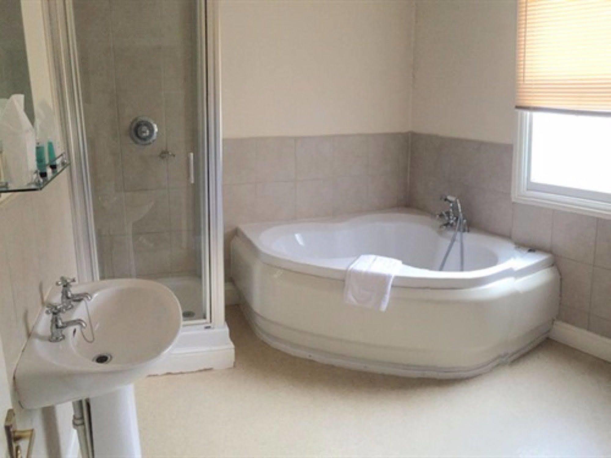 The Weir Hotel Walton-on-Thames Ngoại thất bức ảnh